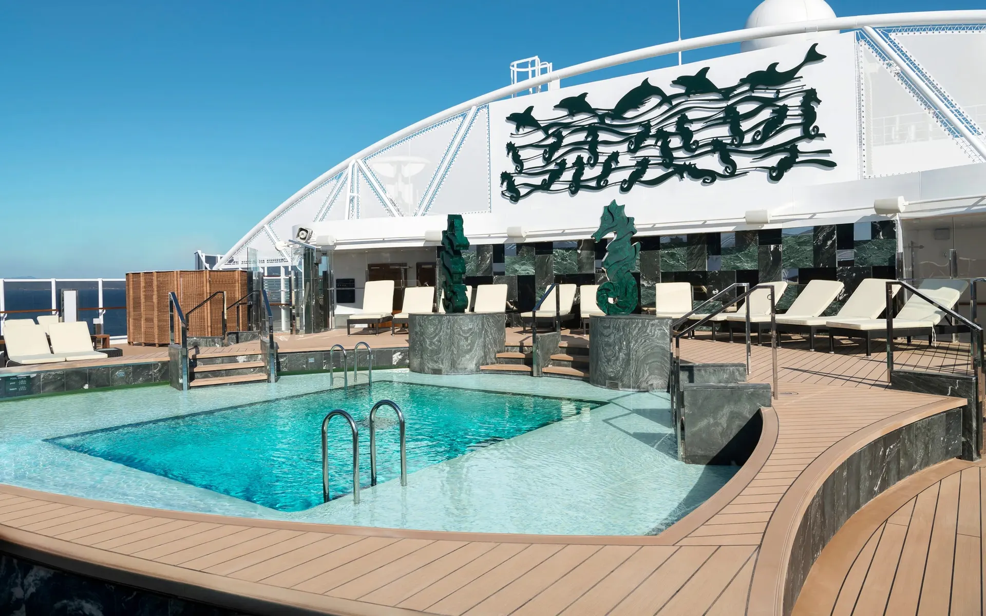 MSC Yacht Club: ce primești, pe ce nave îl găsești și când merită